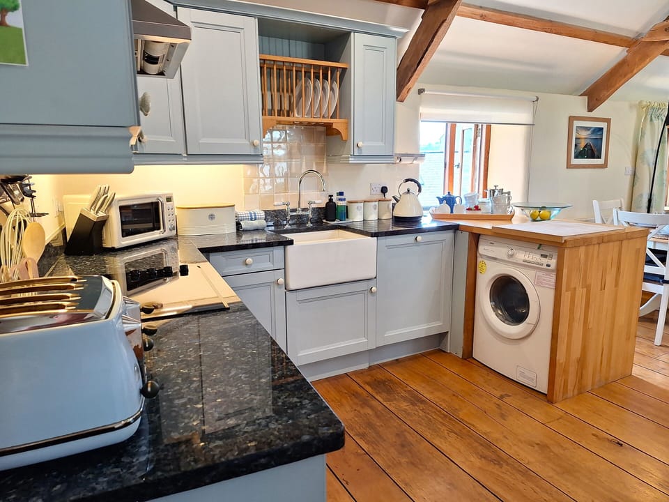 Fully equipped kitchen with dishwasher/electric oven/hob/washing machine