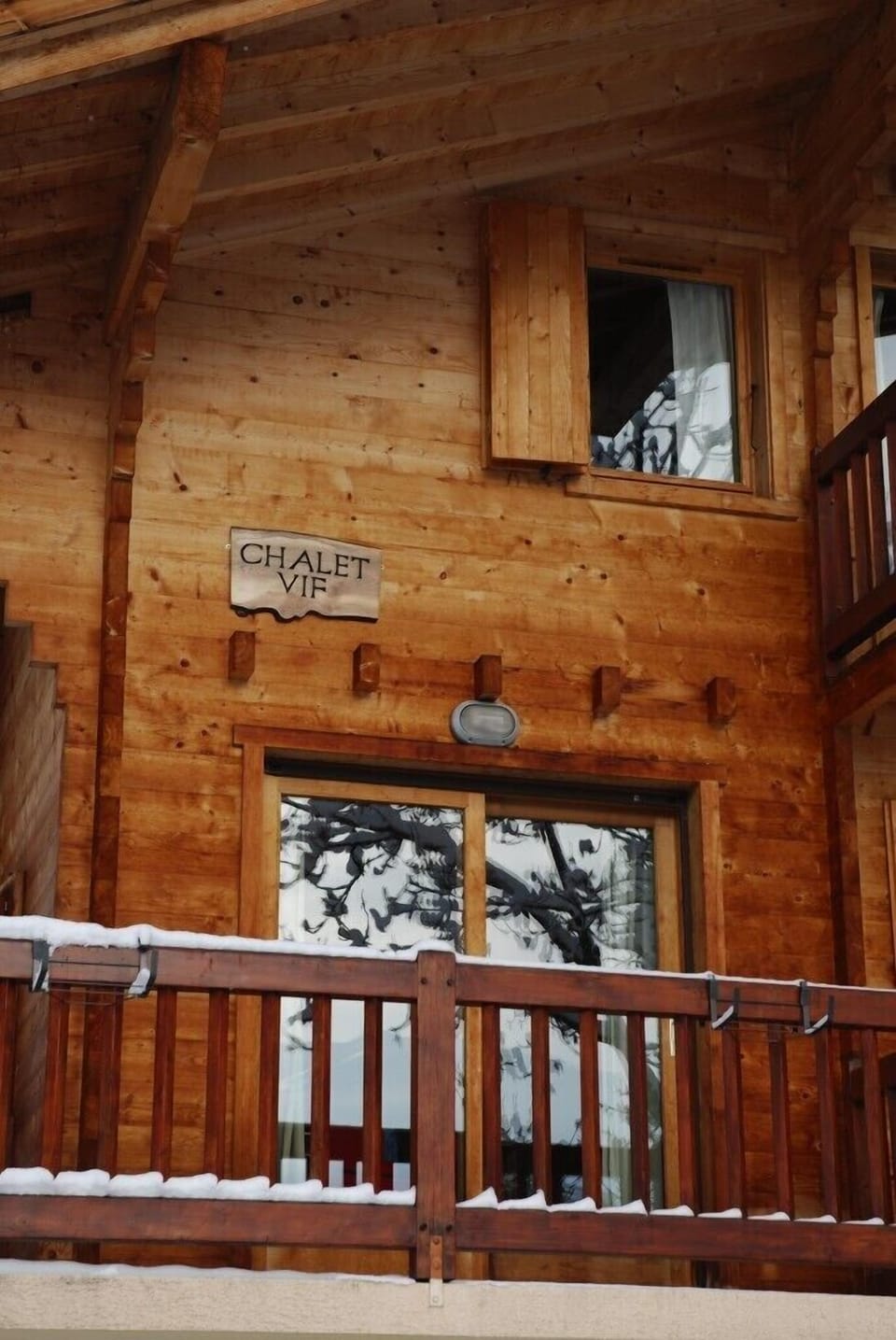 Chalet Vif - Balcony and sign
