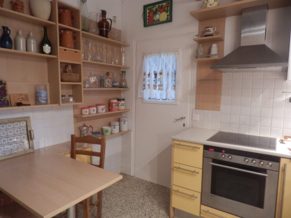 Ground floor - Kitchen with Siemens oven and ceramic hobs