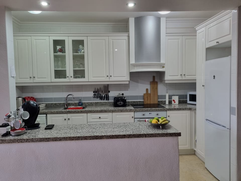 Fully Equipped American Style Kitchen