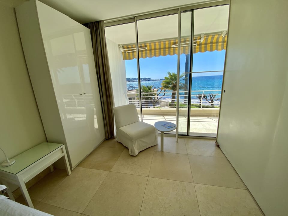 Master bedroom with sea view.