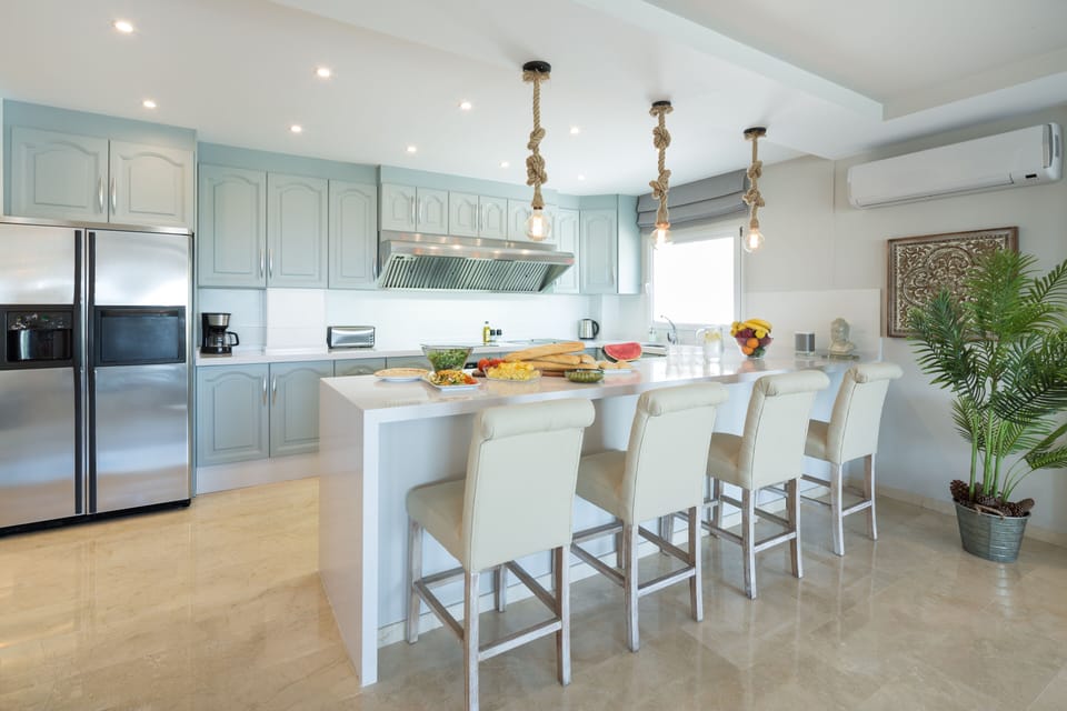 Kitchen and breakfast bar.