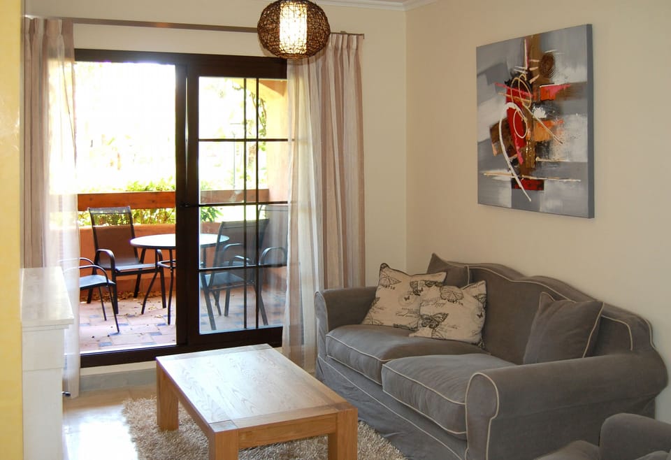 Lounge Area 2/2