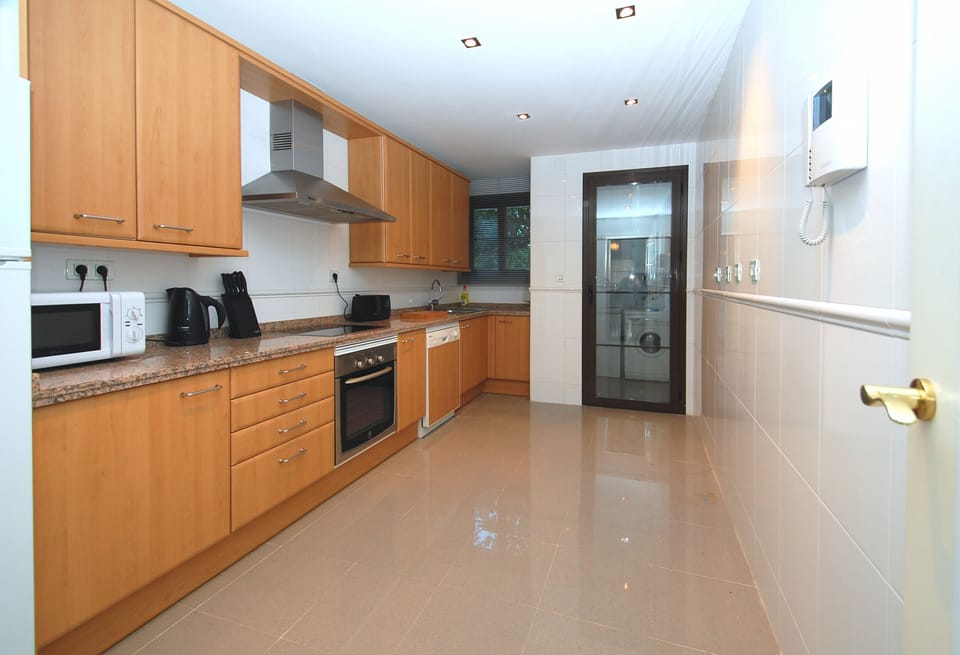 Kitchen 1/2