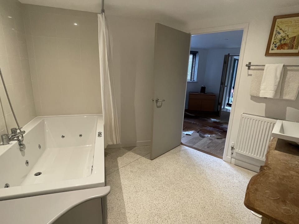 Bed 1 ensuite (B)