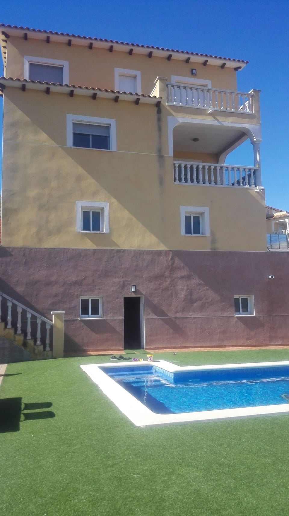 Parte trasera que da a jardin, barbacoa y piscina.