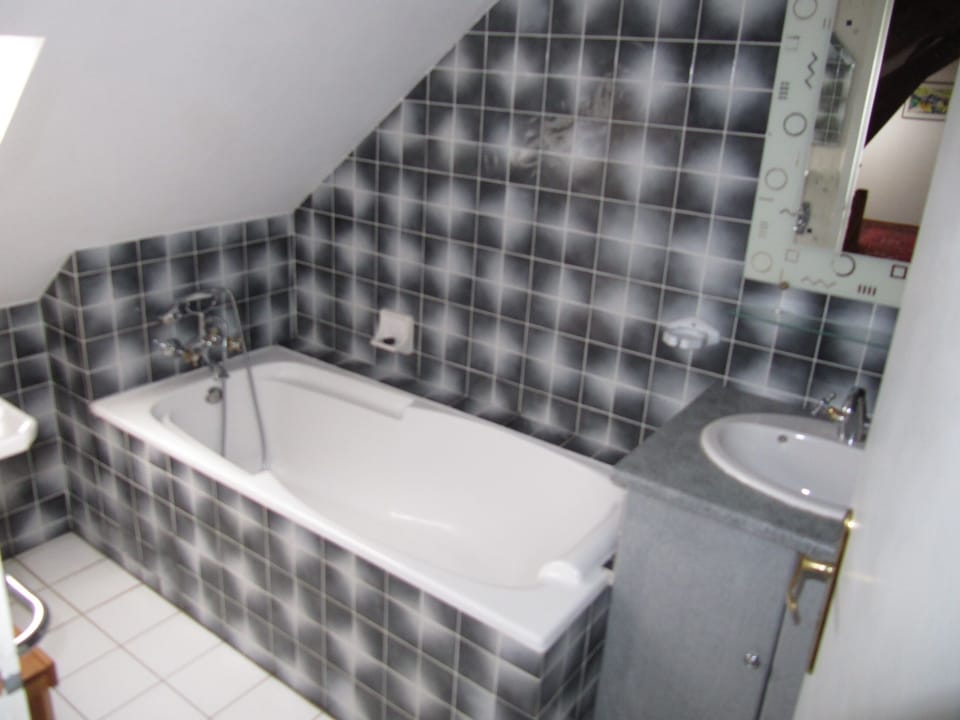 Family bathroom (upstairs) in corridor 