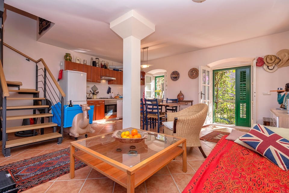 Living Room &
Kitchen