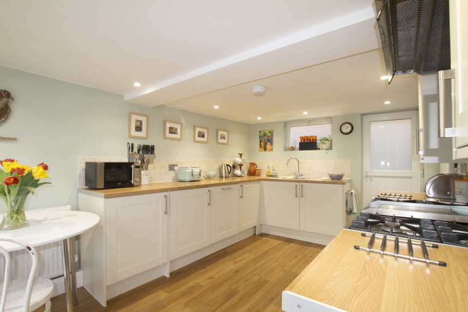 Spacious kitchen, fridge/freezer, double oven, great range of cooking utensils