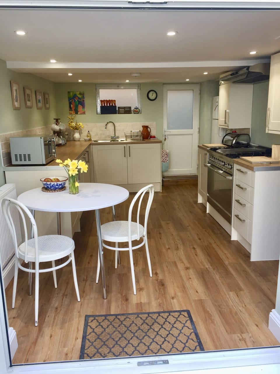  Well equipped kitchen, space for coffee at the table.