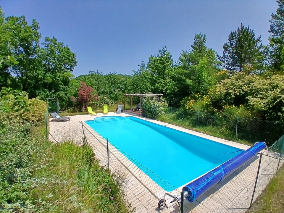 Large heated 11mx5m pool with easy access roman staircase, shallow and deep end.