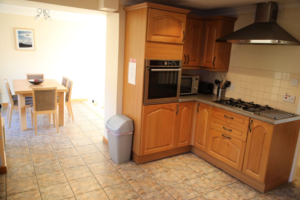 Open plan kitchen/diner.
