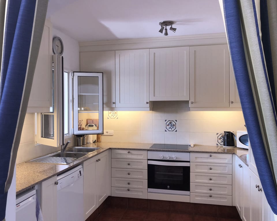 Light & Airy Very Well Equipped Kitchen, Open Plan with Living/Dining Room