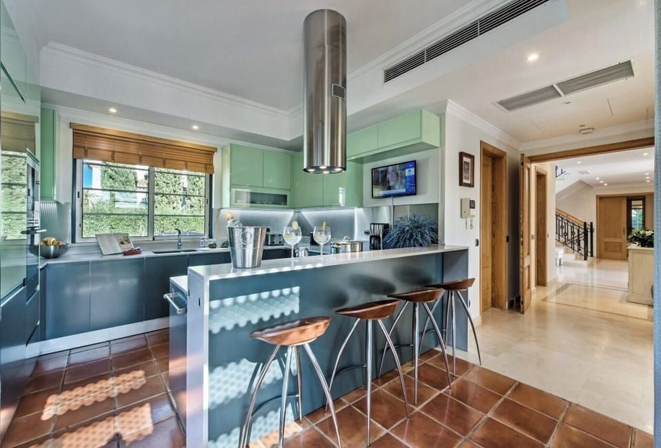 Kitchen with breakfast bar 
