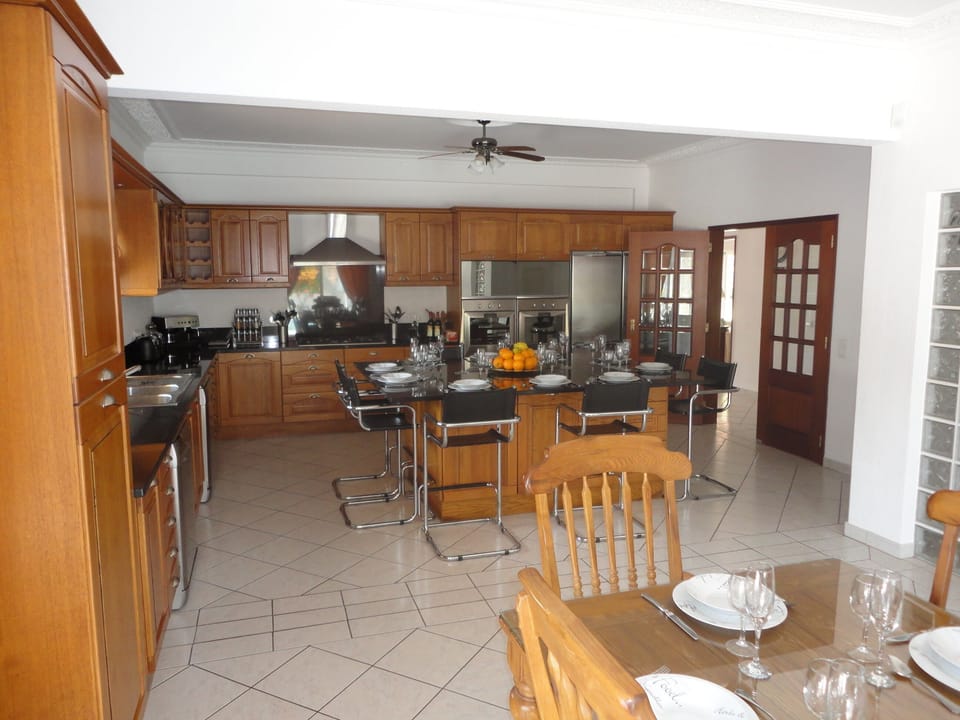 All mod cons Kitchen with huge granite island