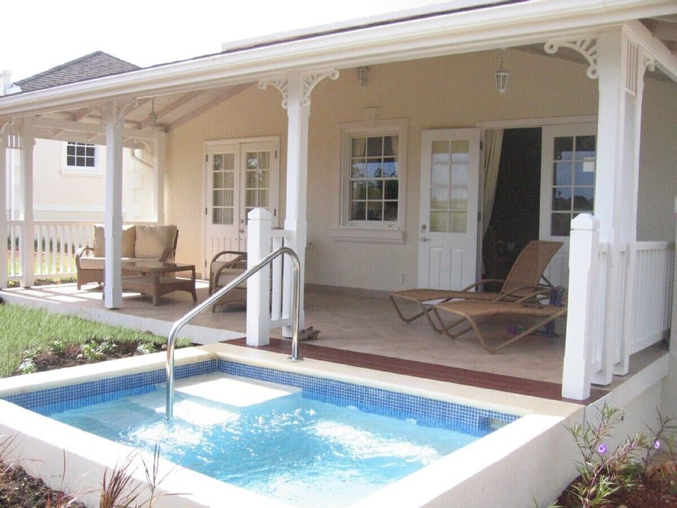 Plunge pool and veranda