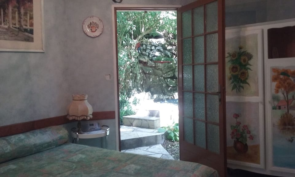 Bedroom N°2 (Window DoorSide on the garden)

28.05.2019