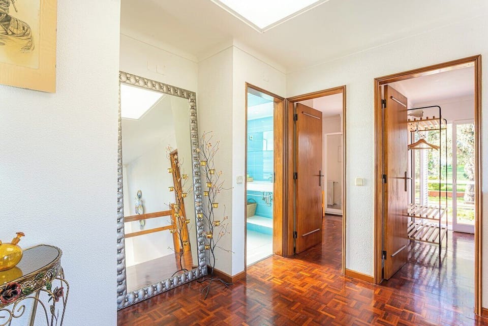 Hallway with wooden doors and decorative mirror — Villa Flora, holiday villa in Sesimbra
