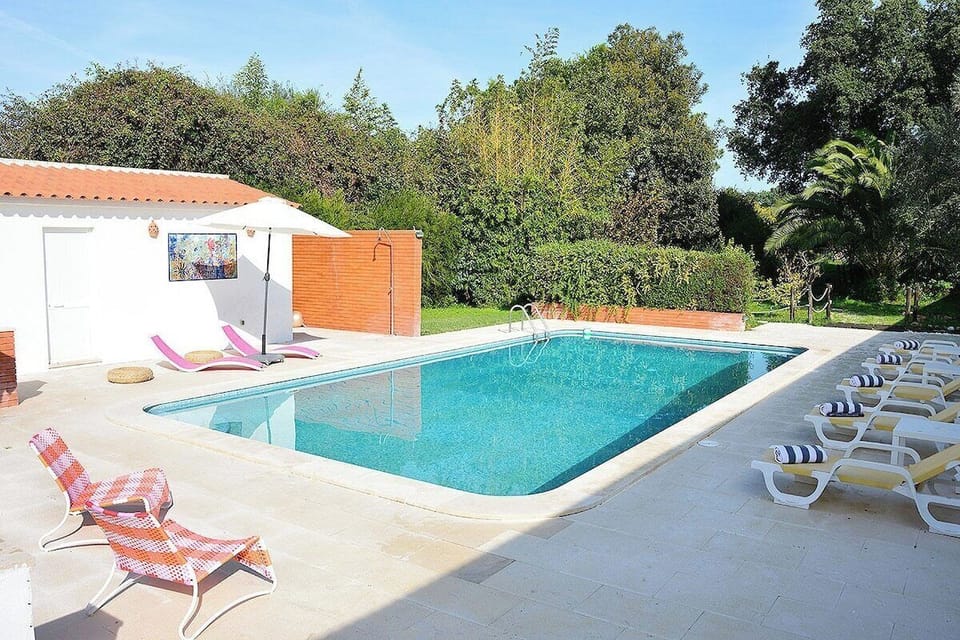 Private pool and sun terrace with loungers — Villa Flora, holiday villa in Sesimbra