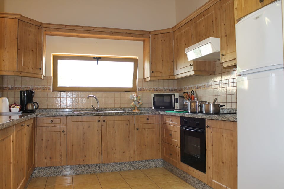 plenty of kitchen space and equipment 
