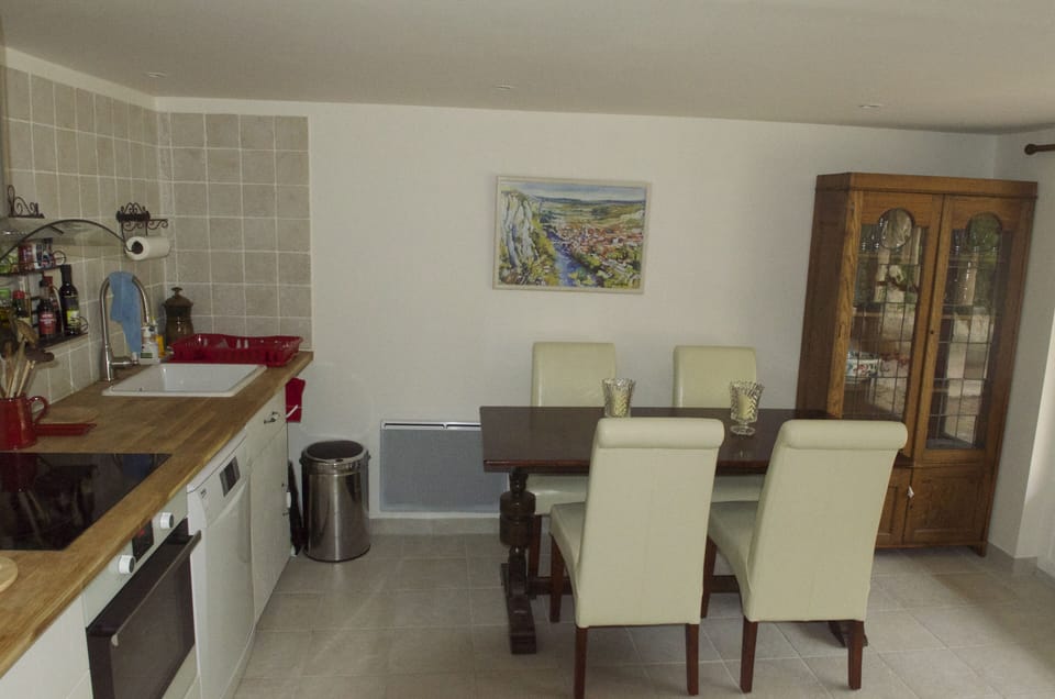 Dining area with oak refectory table with 4 comfortable dining chairs (additional chairs available)
