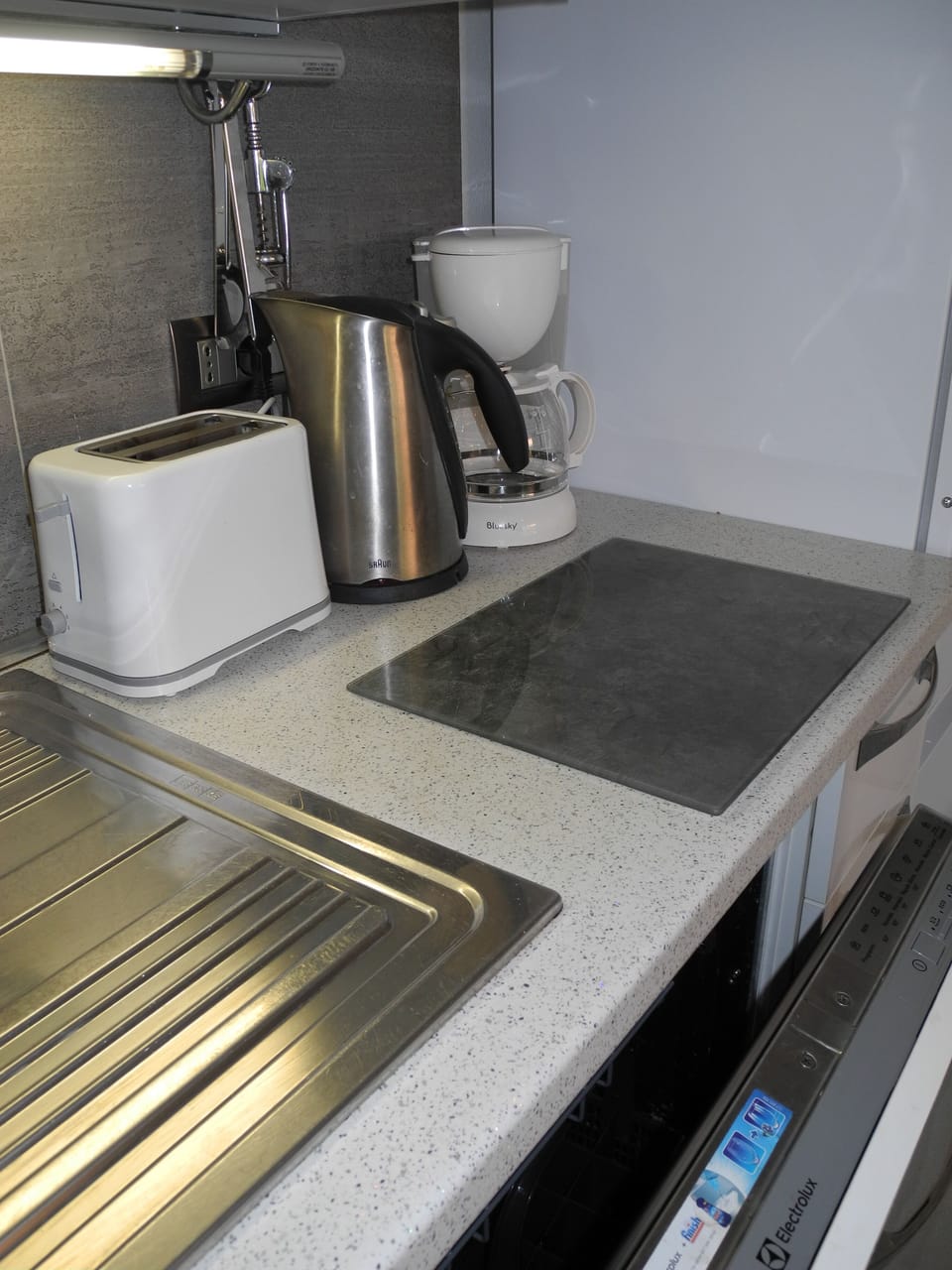 kitchen with dishwashing machine