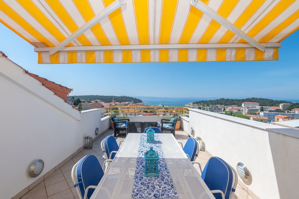 Top Terrace - Full outdoor dining facilities, including BBQ  & sun loungers