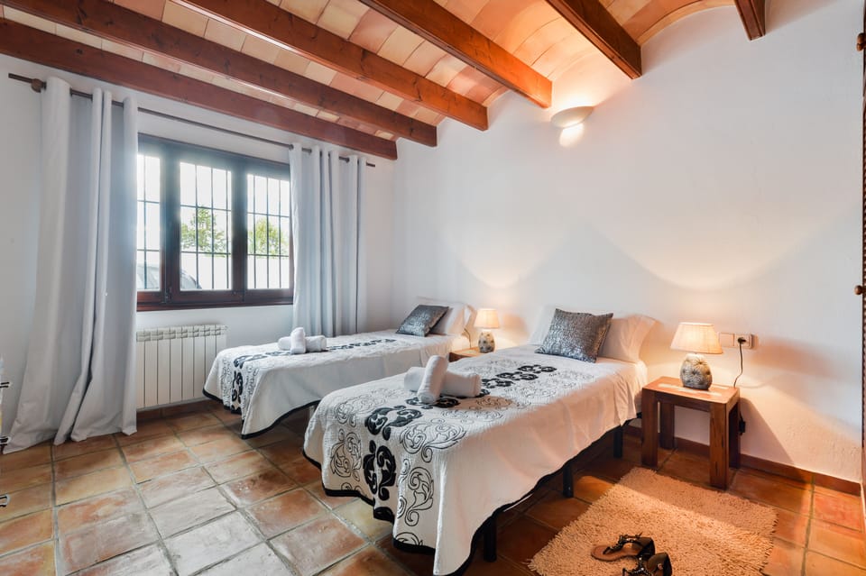 Third bedroom with two individual beds and flat TV