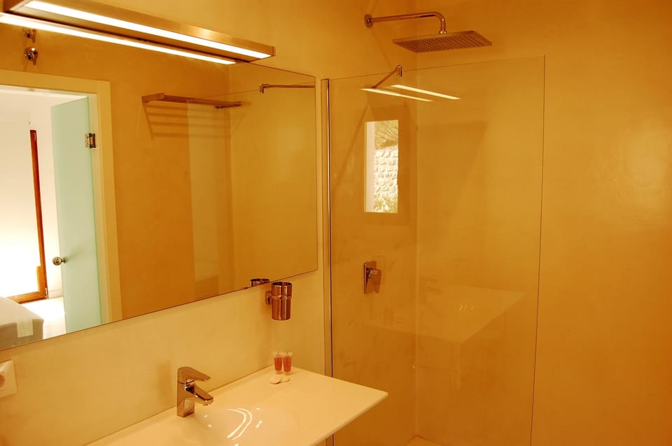Ensuite bathrooms throughout...