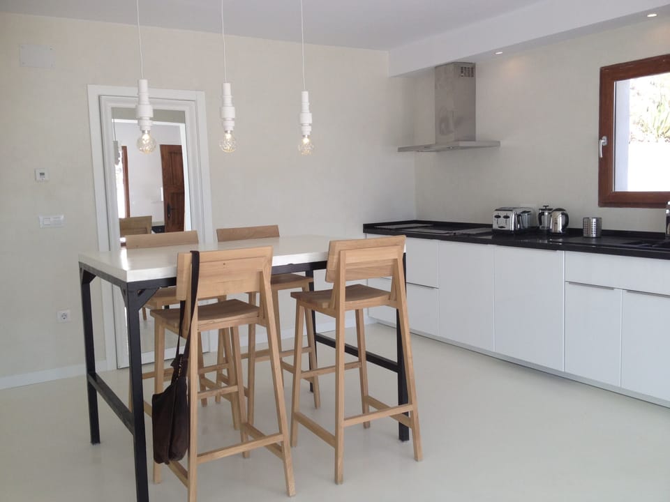 Fully fitted kitchen