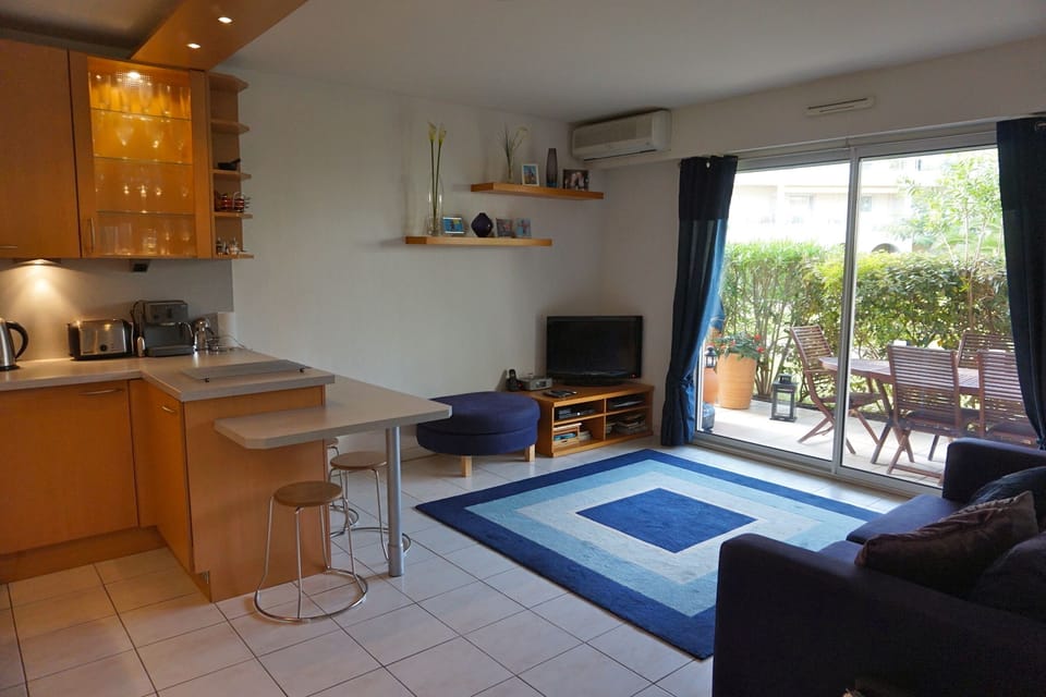 Lounge and kitchen