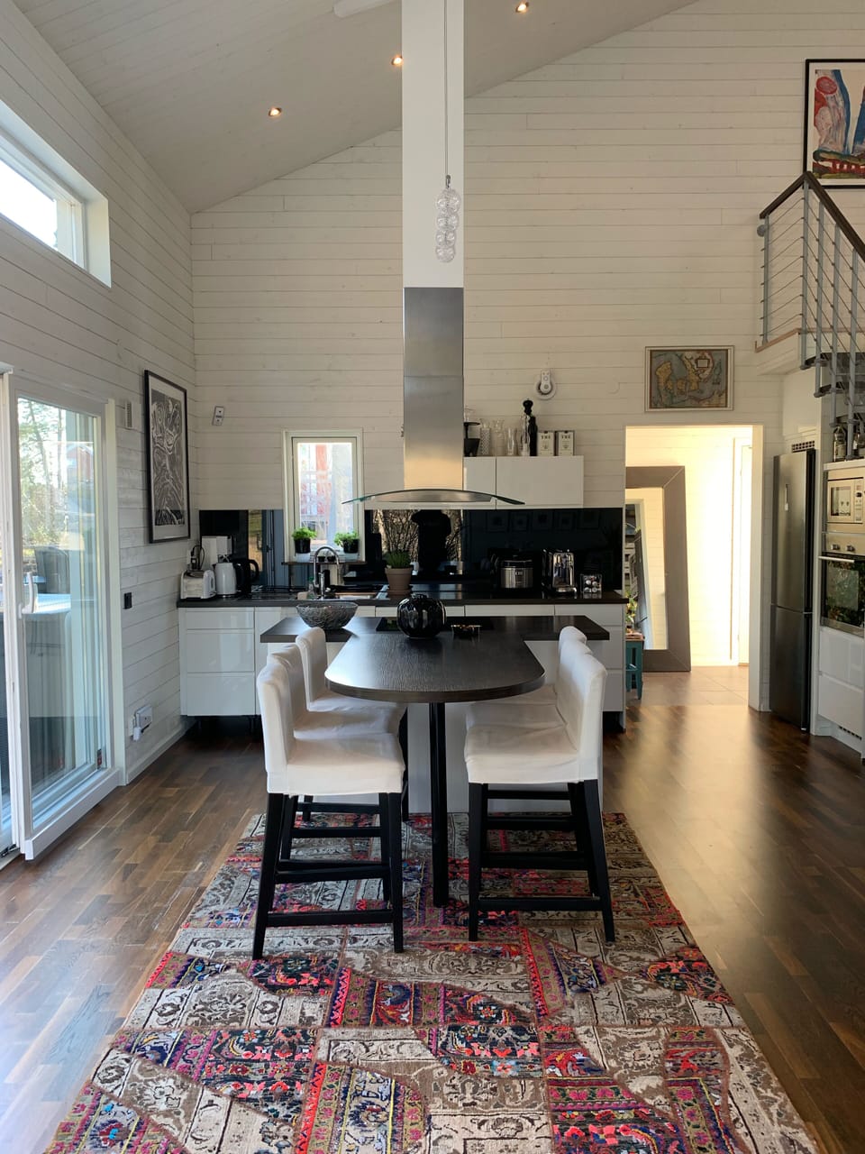 Modern and cosy kitchen with table for 6