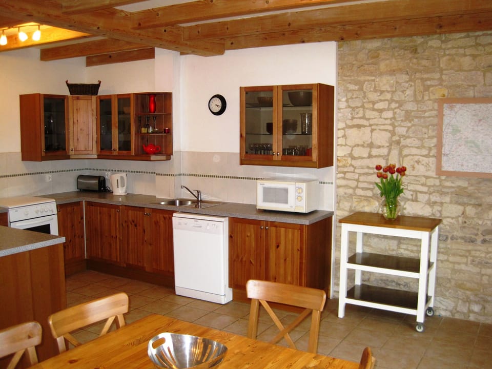 Fully fitted kitchen in La Grange vacation cottage