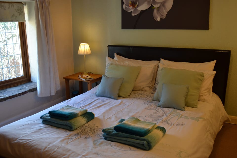 Bedroom - Kingsize bed