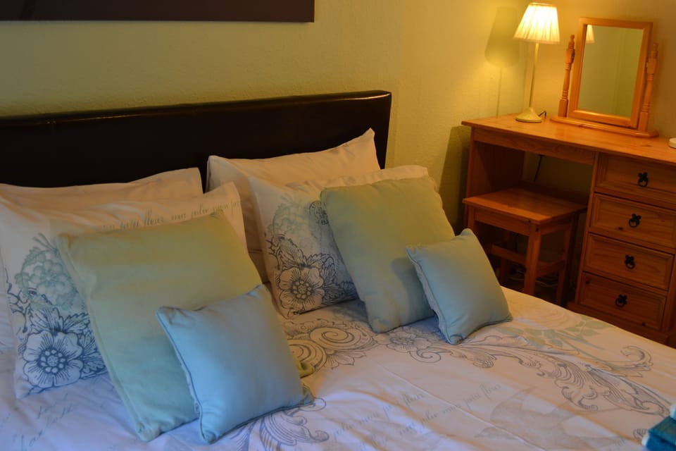 Bedroom - Kingsize bed