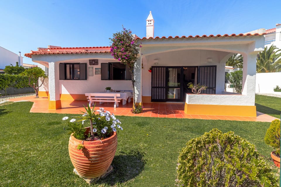 Charming terrace with orange tiling and magenta bougainvillea — Villa Alice, holiday villa in Albufeira
