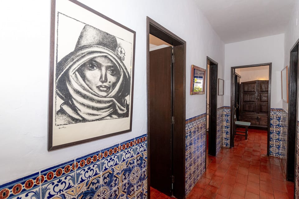 Hallway with decorative tilework and portrait artwork — Villa Alice, holiday villa in Albufeira