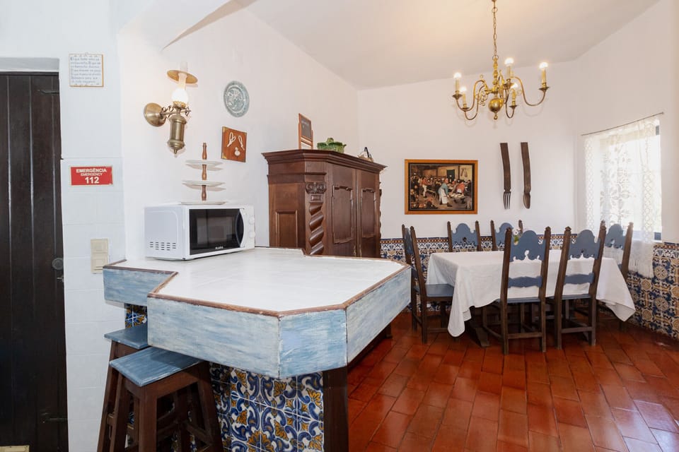 Traditional kitchen and dining room with blue-painted counter — Villa Alice, holiday villa in Albufeira
