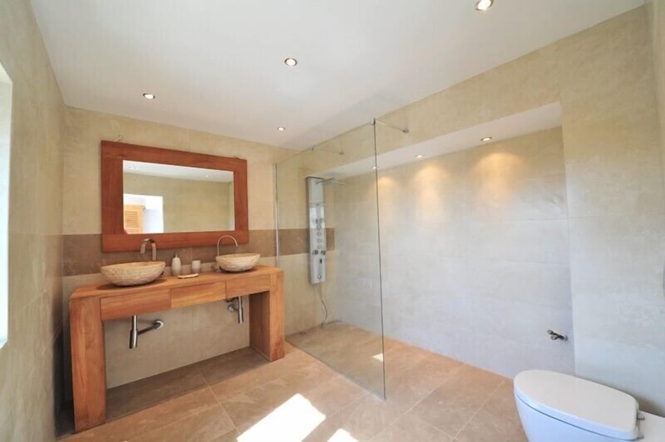beautiful bathroom en-suite to bedroom 1