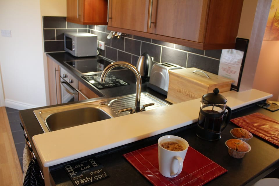 Breakfast bar & fully fitted kitchen in Rose's Rest