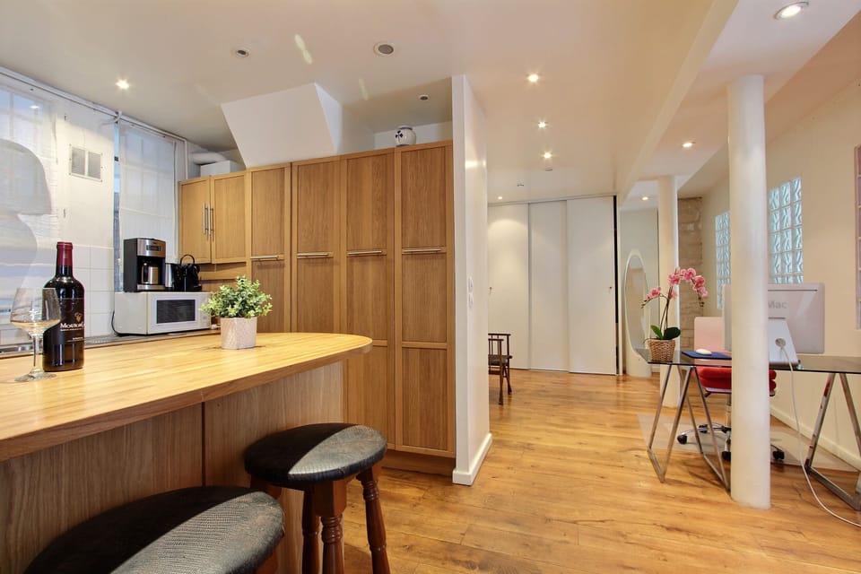 Kitchen and breakfast area