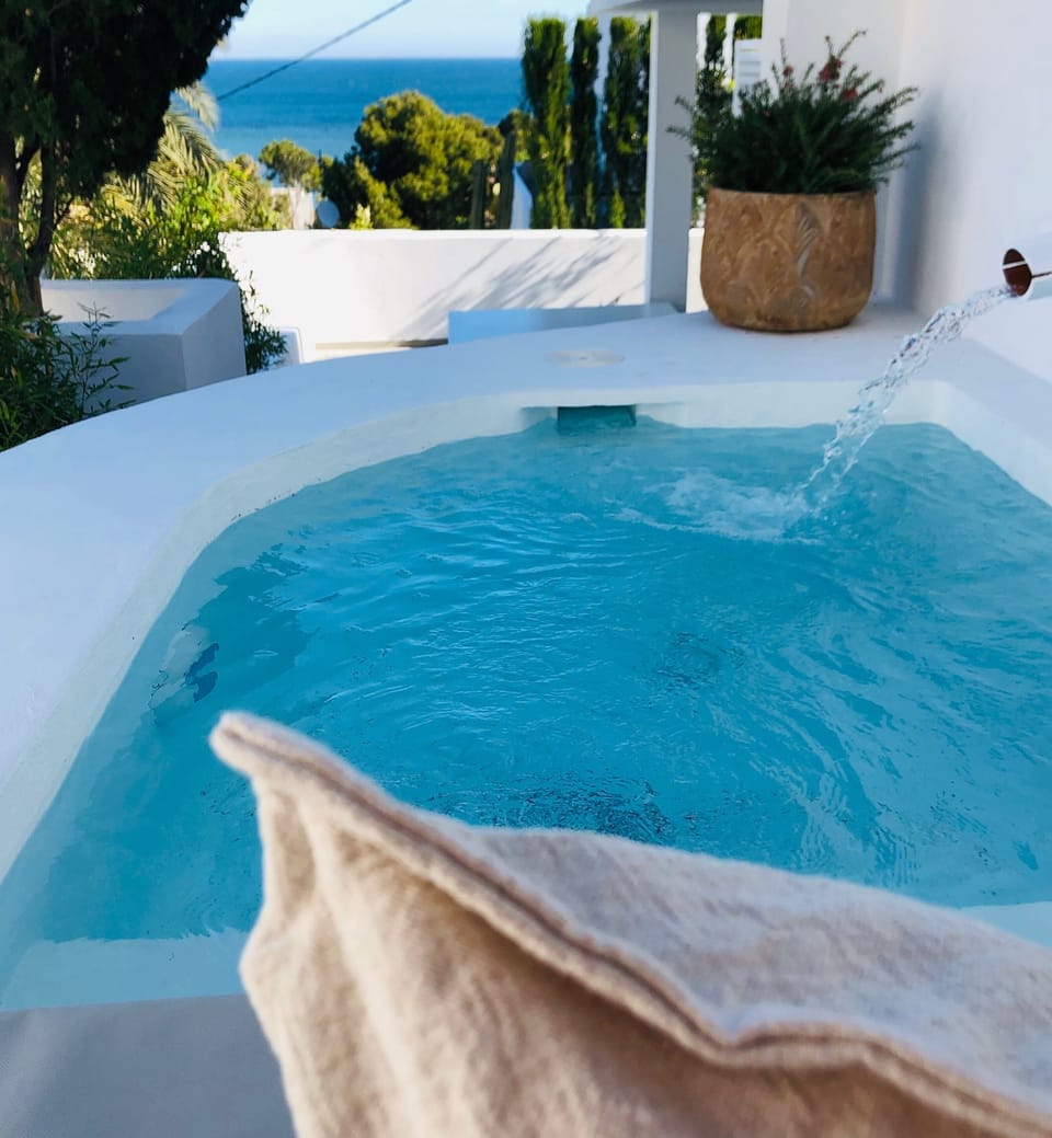 Outdoor spa tub