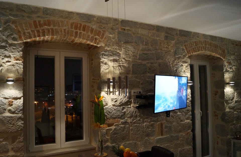 IF YOU LOVE DALMATIAN AMBIENCE, THIS APARTMENT IS THE PLACE TO BE!