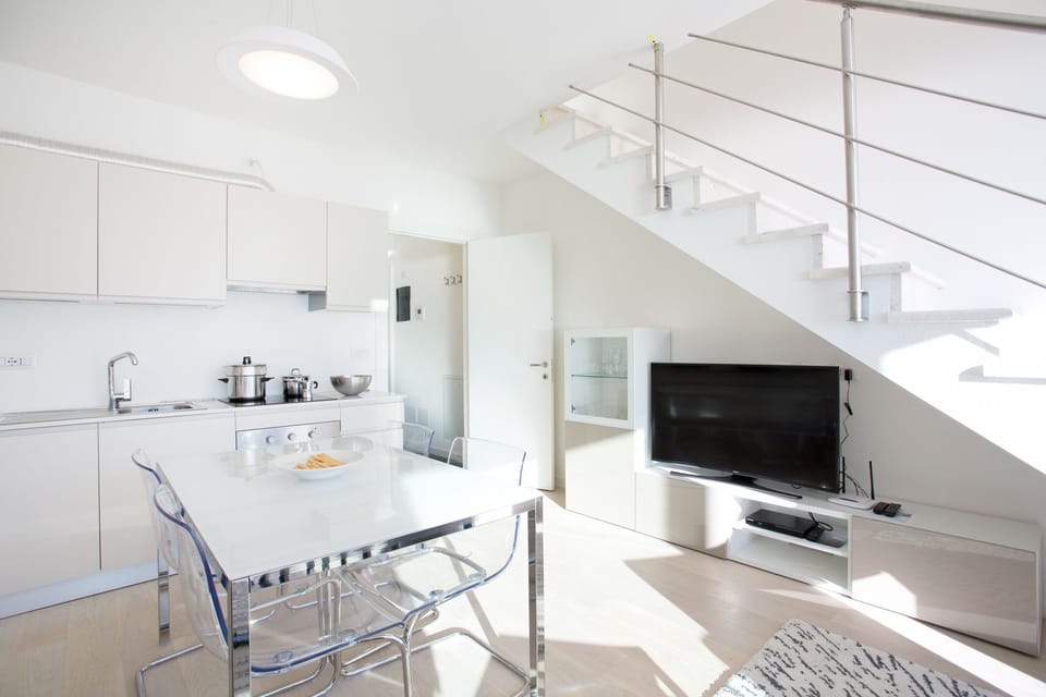 Tv with selected satellite channels, dvd and wifi.