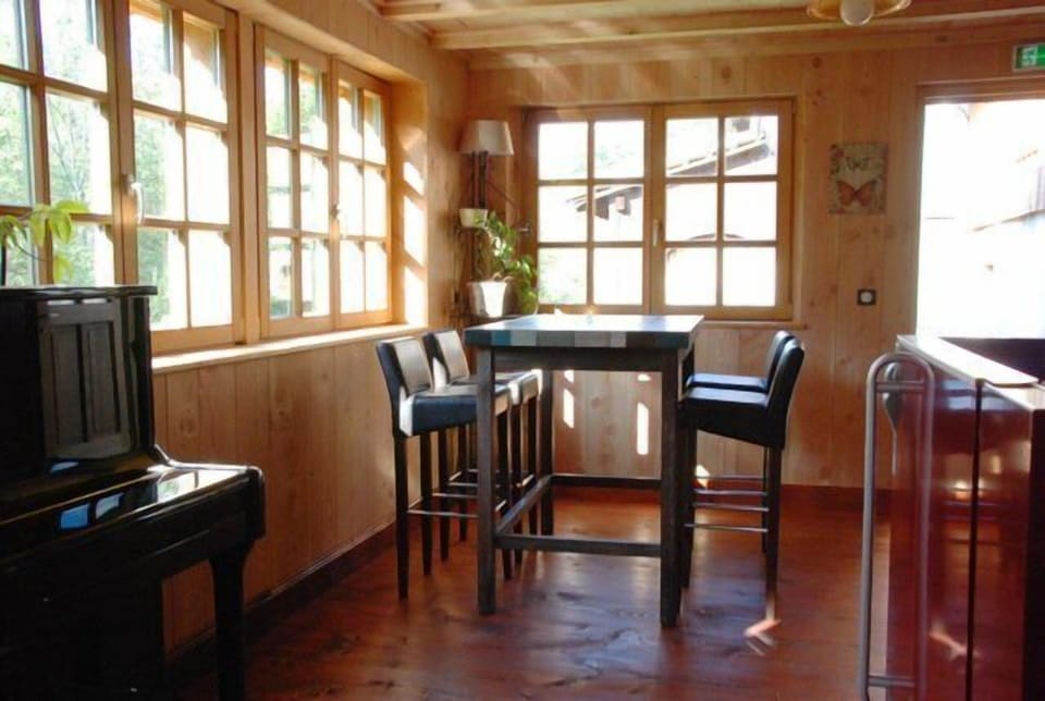The veranda and its piano