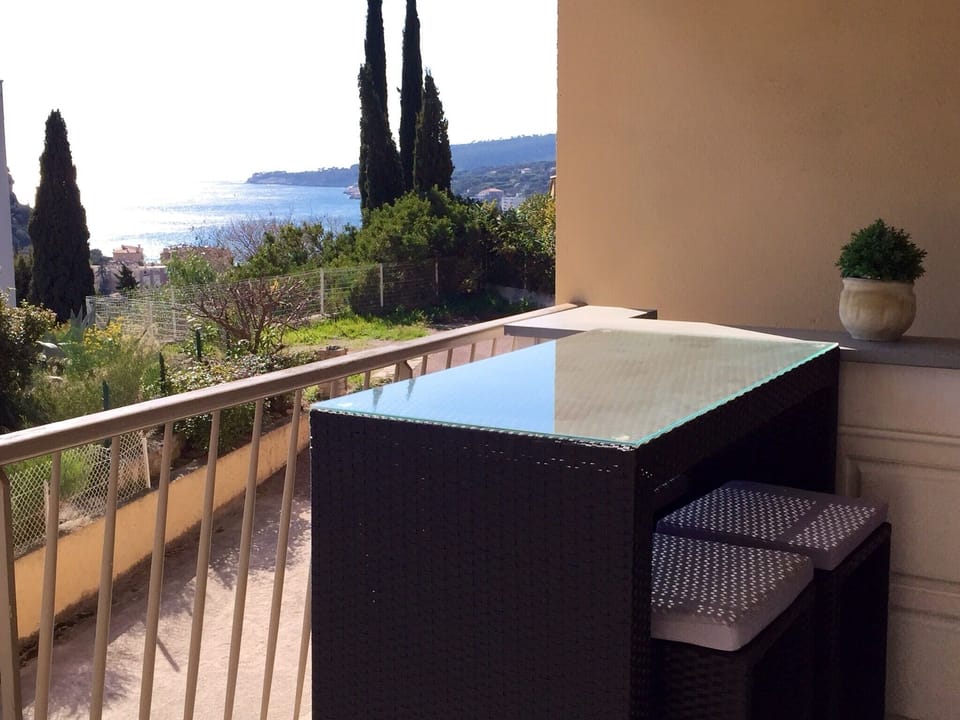 Balcony with view of the sea, bar table + stools