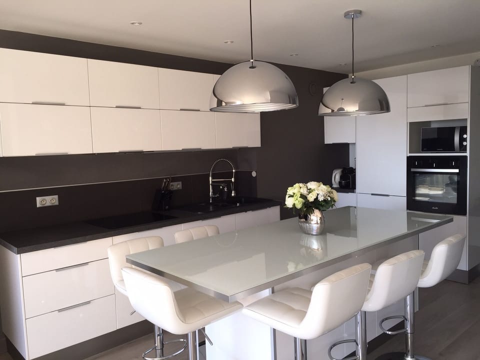 Modern and well-equipped open plan kitchen