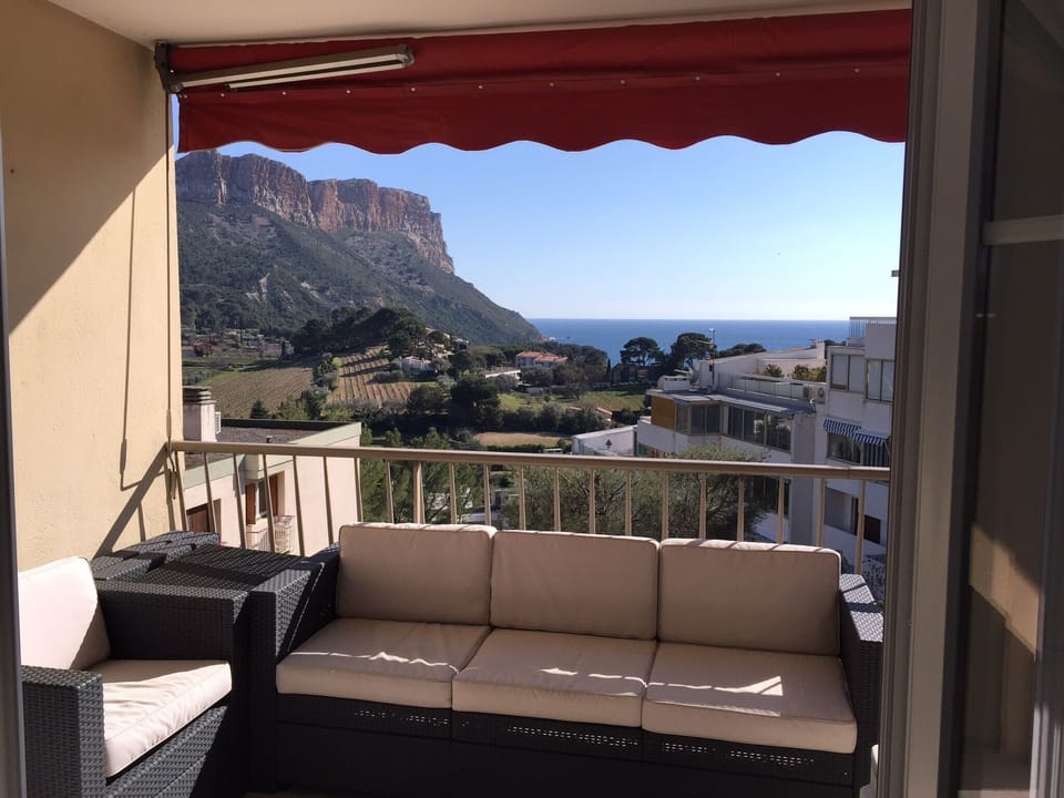 Balcony with view of the sea and Cap Canaille, sofa + armchair