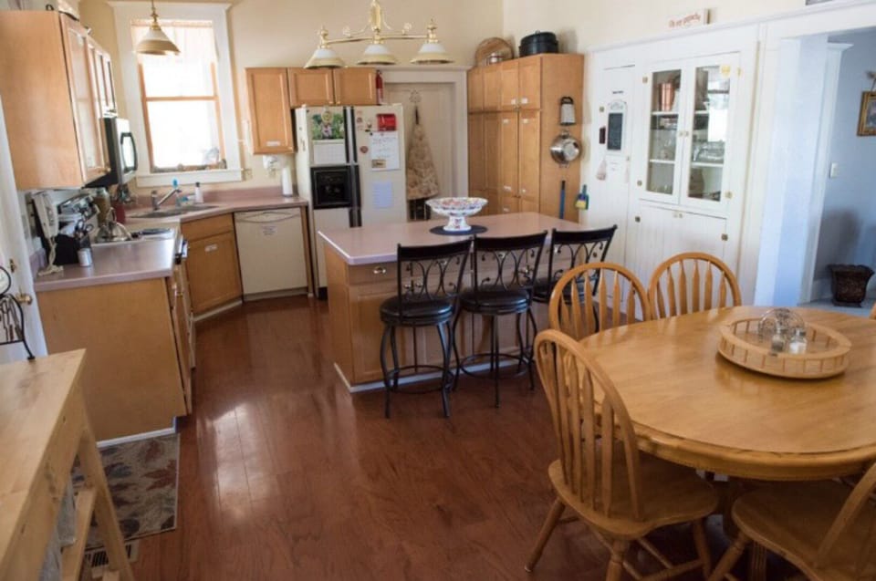 Eat in kitchen