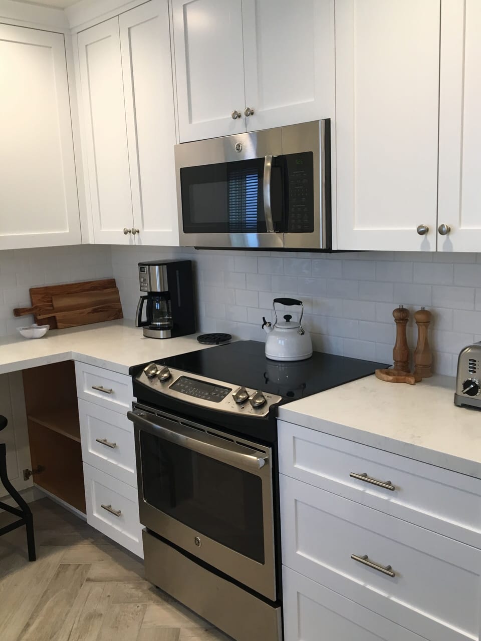 Electric stove and microwave provided.